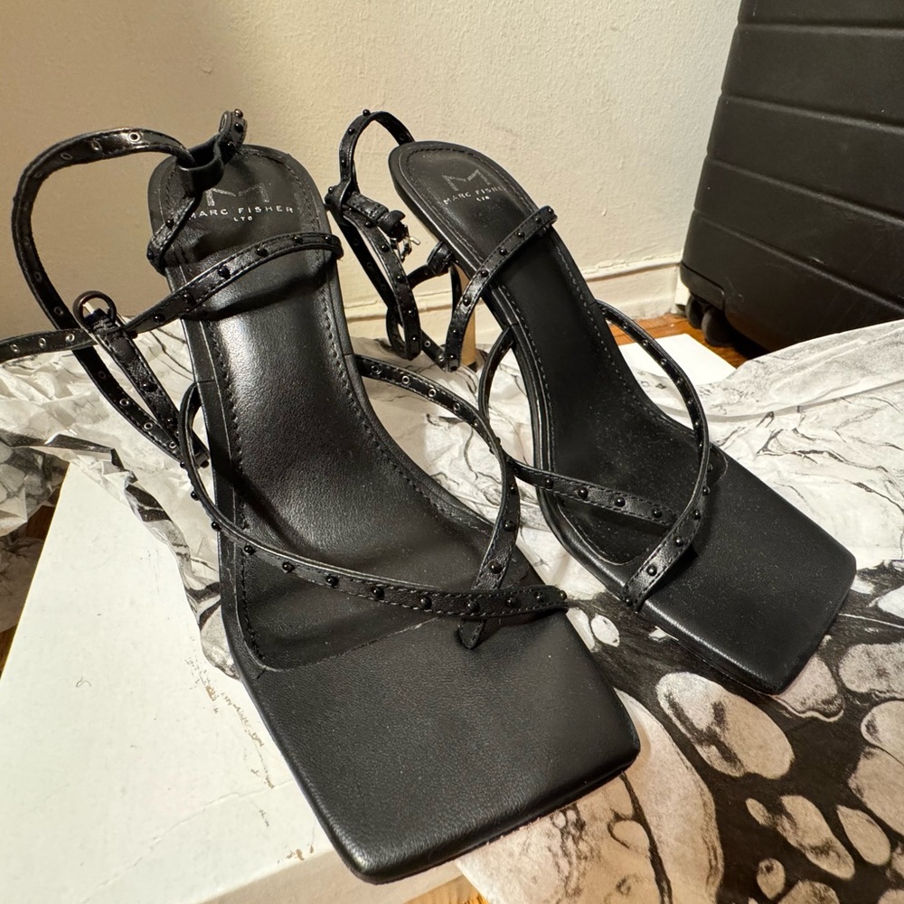 Marc Fisher Sandals🖤🩶
